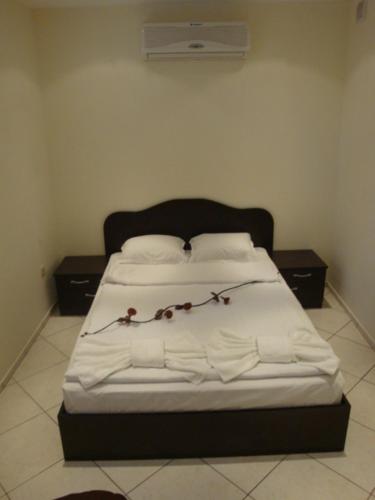 This photo about Hotel Niagara shared on HyHotel.com