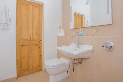 This photo about 2 Bedroom Flat near Camden Town shared on HyHotel.com