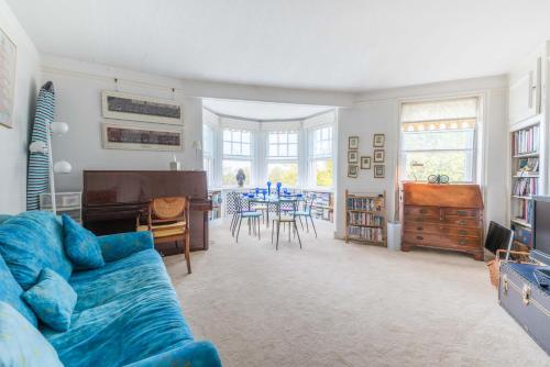 This photo about Charming Chelsea Apartment overlooking the Thames shared on HyHotel.com