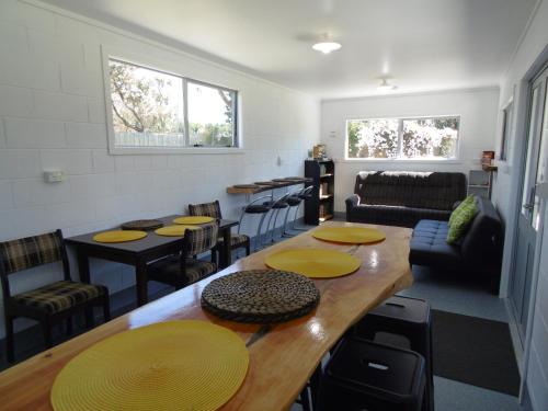 Shared lounge/TV area, Glenavys Waitaki River Motor Camp in Oamaru Shared lounge/TV area, Glenavys Waitaki River Motor Camp in Oamaru