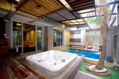 Open air bath, Eurna Resort in South Thonburi Open air bath, Eurna Resort in South Thonburi