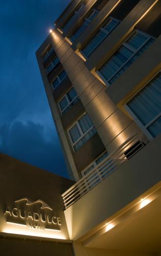 Agua Dulce Hotel