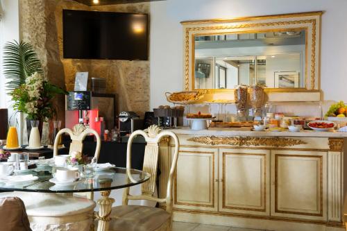 Food and beverages, Hotel du Lion d'Or Louvre in 1st - Louvre - Chatelet Food and beverages, Hotel du Lion d'Or Louvre in 1st - Louvre - Chatelet