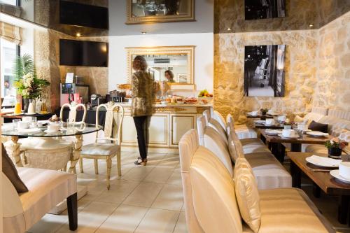 Food and beverages, Hotel du Lion d'Or Louvre in 1st - Louvre - Chatelet Food and beverages, Hotel du Lion d'Or Louvre in 1st - Louvre - Chatelet