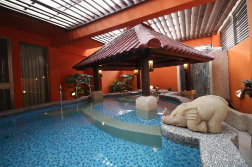 Swimming pool, Seasons Motel in Gushan District Swimming pool, Seasons Motel in Gushan District