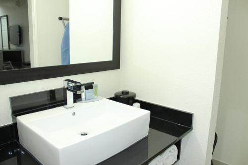 Ванная комната, Stay Express Inn Dallas Fairpark Downtown - Adults Only in Клермонт Ванная комната, Stay Express Inn Dallas Fairpark Downtown - Adults Only in Клермонт