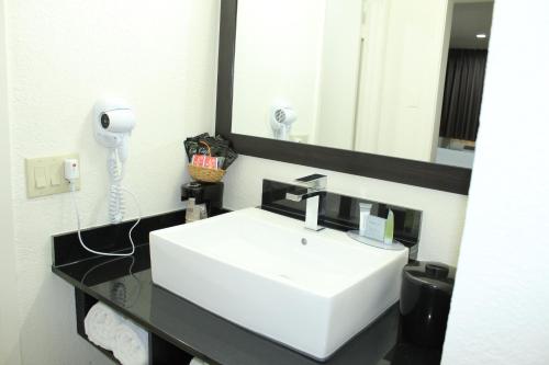 Ванная комната, Stay Express Inn Dallas Fairpark Downtown - Adults Only in Клермонт Ванная комната, Stay Express Inn Dallas Fairpark Downtown - Adults Only in Клермонт
