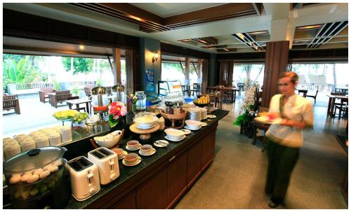 Food and beverages, Maehaad Bay Resort in Ko Pha-ngan Food and beverages, Maehaad Bay Resort in Ko Pha-ngan
