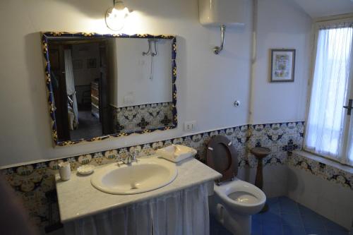 Bathroom, Attico Panoramico in dimora storica in Canino Bathroom, Attico Panoramico in dimora storica in Canino
