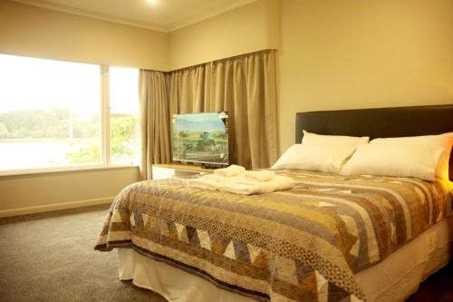 Lake Domain Boarding Holiday House in Hamilton Lake Domain Boarding Holiday House in Hamilton