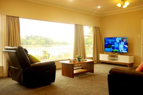 Lake Domain Boarding Holiday House in Hamilton Lake Domain Boarding Holiday House in Hamilton