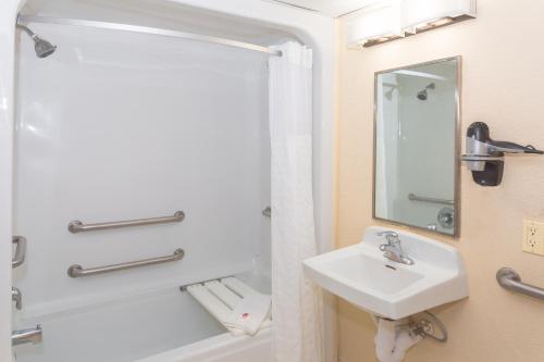 Bathroom, Baymont by Wyndham Bonita Springs in Bonita Springs (FL) Bathroom, Baymont by Wyndham Bonita Springs in Bonita Springs (FL)