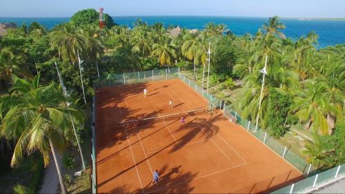 Tennis court, Hotel Punta Faro in Isla Mucura Tennis court, Hotel Punta Faro in Isla Mucura