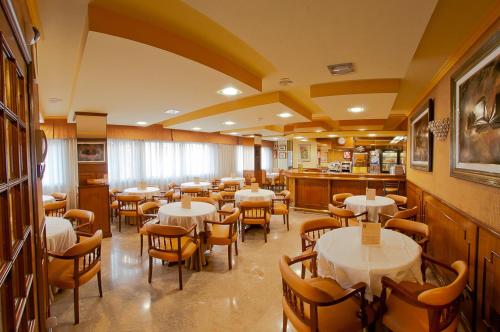 Pub/Lounge, Hotel Don Pepe in Poio Pub/Lounge, Hotel Don Pepe in Poio