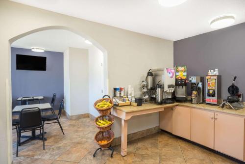 Food and beverages, Microtel Inn & Suites by Wyndham Bowling Green in Bowling Green (KY) Food and beverages, Microtel Inn & Suites by Wyndham Bowling Green in Bowling Green (KY)