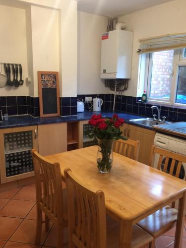 Cocina, 4 Bedroom House For Corporate Stays in Kettering in Kettering Cocina, 4 Bedroom House For Corporate Stays in Kettering in Kettering