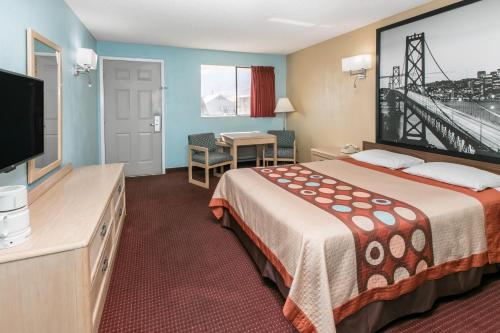 Super 8 By Wyndham Bishop in Bishop (CA) Super 8 By Wyndham Bishop in Bishop (CA)