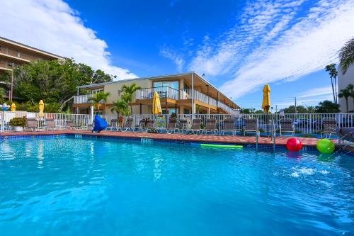 Swimming pool, Plaza Beach Hotel - Beachfront Resort in St. Pete Beach (FL) Swimming pool, Plaza Beach Hotel - Beachfront Resort in St. Pete Beach (FL)