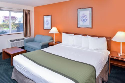 Travelodge Suites by Wyndham Newberg in Newberg (OR) Travelodge Suites by Wyndham Newberg in Newberg (OR)