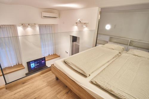 V27 Apartment | hostAID