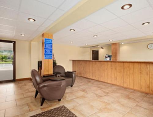 Előcsarnok, Hilltop Inn Pittsburgh in Pittsburgh (Pennsylvania) Előcsarnok, Hilltop Inn Pittsburgh in Pittsburgh (Pennsylvania)