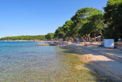 شاطئ, Eurocamp Mobile Homes at Campsite Ljutic in Biograd na Moru شاطئ, Eurocamp Mobile Homes at Campsite Ljutic in Biograd na Moru