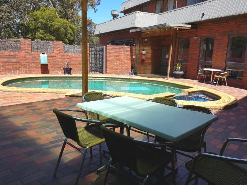 Swimming pool, Hotel Cavalier in Wantirna Swimming pool, Hotel Cavalier in Wantirna