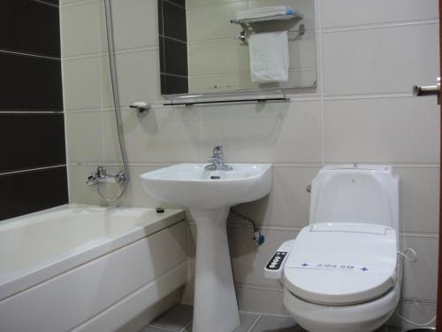 This photo about Sky Motel shared on HyHotel.com