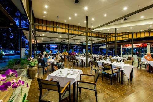Restaurant, Nai Yang Beach Resort & Spa in Naiyang Beach Restaurant, Nai Yang Beach Resort & Spa in Naiyang Beach