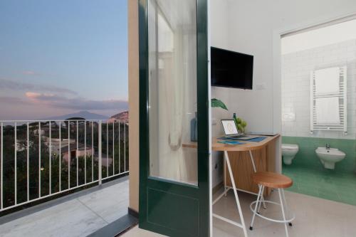 Kilátás, Unconventional Sorrento Coast in Sant' Agnello Kilátás, Unconventional Sorrento Coast in Sant' Agnello