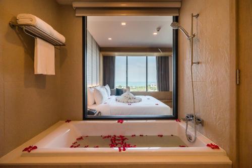 Bathroom, Arize Hotel Sri Racha in Chonburi Bathroom, Arize Hotel Sri Racha in Chonburi