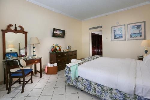 Guestroom, BREEZES RESORT & SPA ALL INCLUSIVE, BAHAMAS - ADULTS ONLY in Nassau Guestroom, BREEZES RESORT & SPA ALL INCLUSIVE, BAHAMAS - ADULTS ONLY in Nassau