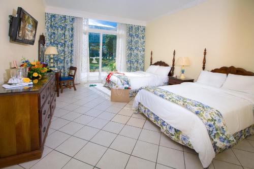 BREEZES RESORT & SPA ALL INCLUSIVE, BAHAMAS - ADULTS ONLY in Nassau BREEZES RESORT & SPA ALL INCLUSIVE, BAHAMAS - ADULTS ONLY in Nassau