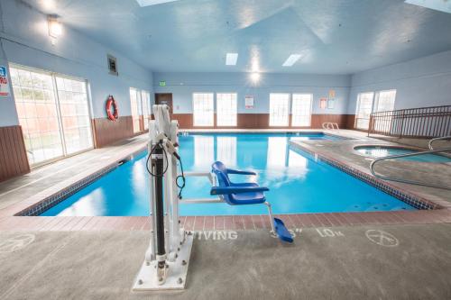 游泳池, 波特蘭機場布理德威套房酒店 (Bridgeway Inn & Suites - Portland Airport) in 格雷沙姆 游泳池, 波特蘭機場布理德威套房酒店 (Bridgeway Inn & Suites - Portland Airport) in 格雷沙姆