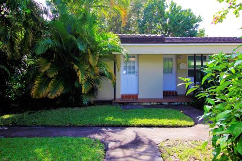 Tropical Getaway Studio-628B near Serafina Italian Restaurant & Waterfront Bistro Tropical Getaway Studio-628B near Serafina Italian Restaurant & Waterfront Bistro