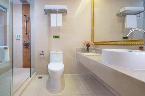 This photo about Vienna Hotel Chengdu Chunxi Road Tianfu Square Subway Station shared on HyHotel.com