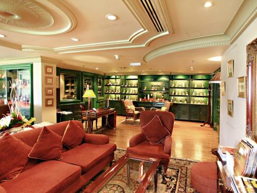 ห้องส่วนกลางสำหรับนั่งเล่น/ดูทีวี, เมอร์เดก้า พาเลซ โฮเต็ลแอนด์สวีท (Merdeka Palace Hotel & Suites) in กูชิง ห้องส่วนกลางสำหรับนั่งเล่น/ดูทีวี, เมอร์เดก้า พาเลซ โฮเต็ลแอนด์สวีท (Merdeka Palace Hotel & Suites) in กูชิง