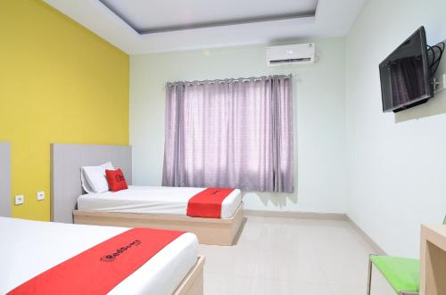 เรดดอร์ซ เนียร์ มิวเซียม เกราตอน สุราการ์ตา (RedDoorz near Museum Keraton Surakarta) in ปาซาร์ กลีวอน เรดดอร์ซ เนียร์ มิวเซียม เกราตอน สุราการ์ตา (RedDoorz near Museum Keraton Surakarta) in ปาซาร์ กลีวอน