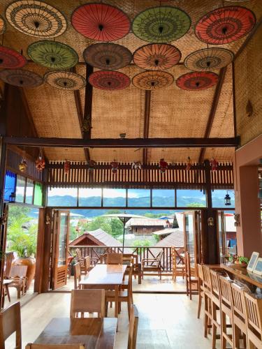 Паб/Коктейль-бар, Inle Cottage Boutique Hotel in Інле Паб/Коктейль-бар, Inle Cottage Boutique Hotel in Інле