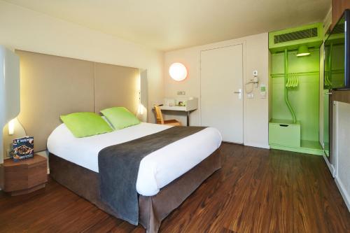 Guestroom, Campanile Epone Hotel in Epone Guestroom, Campanile Epone Hotel in Epone