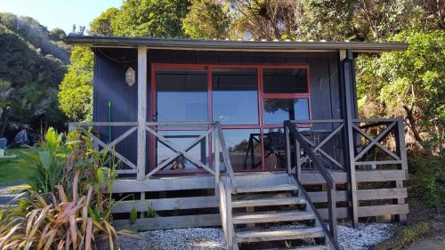 A szálláshely kívülről, Long Bay Motor Camp in Coromandel A szálláshely kívülről, Long Bay Motor Camp in Coromandel