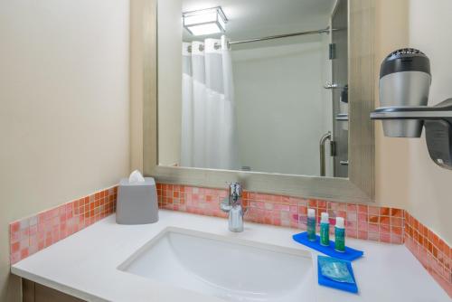 Holiday Inn Express & Suites Nassau in Nassau Holiday Inn Express & Suites Nassau in Nassau