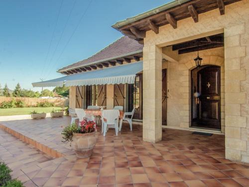 Balcony/terrace, Beautiful holiday home with private pool in Condat-Sur-Vezere Balcony/terrace, Beautiful holiday home with private pool in Condat-Sur-Vezere