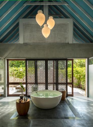 Bathroom, Four Seasons Resort Maldives at Landaa Giraavaru in Baa Atoll Bathroom, Four Seasons Resort Maldives at Landaa Giraavaru in Baa Atoll