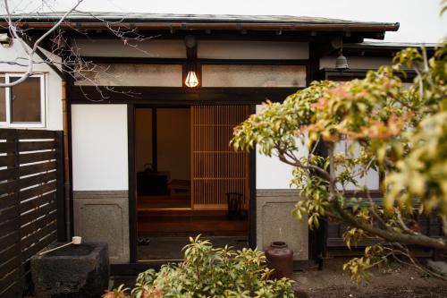 Entrance, GOTEN TOMOE residence in Fujinomiya Entrance, GOTEN TOMOE residence in Fujinomiya