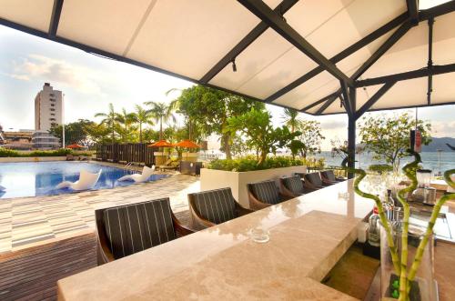 Bar/lounge, Hyatt Regency Kinabalu in Central Business District Bar/lounge, Hyatt Regency Kinabalu in Central Business District