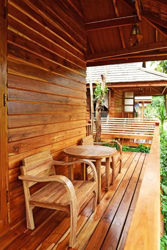 Balcony/terrace, Doi Inthanon View Resort in Chom Thong Balcony/terrace, Doi Inthanon View Resort in Chom Thong