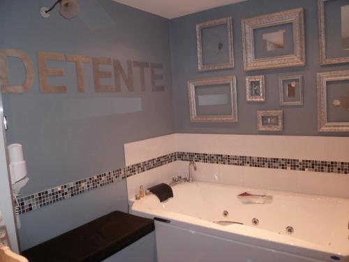 Bathroom, Le Bellini near Institut & Musee Lumiere Bathroom, Le Bellini near Institut & Musee Lumiere