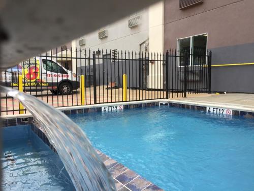 Zwembad, Super 8 By Wyndham Bedford Dfw Airport West in Bedford Zwembad, Super 8 By Wyndham Bedford Dfw Airport West in Bedford