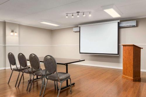 Meeting room / ballrooms, Travelodge by Wyndham Owen Sound ON in Owen Sound Meeting room / ballrooms, Travelodge by Wyndham Owen Sound ON in Owen Sound